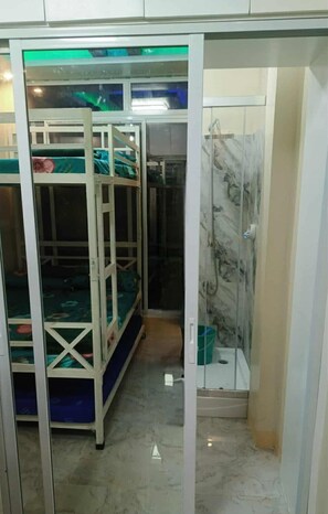 3 habitaciones, tabla de planchar con plancha y wifi gratis 