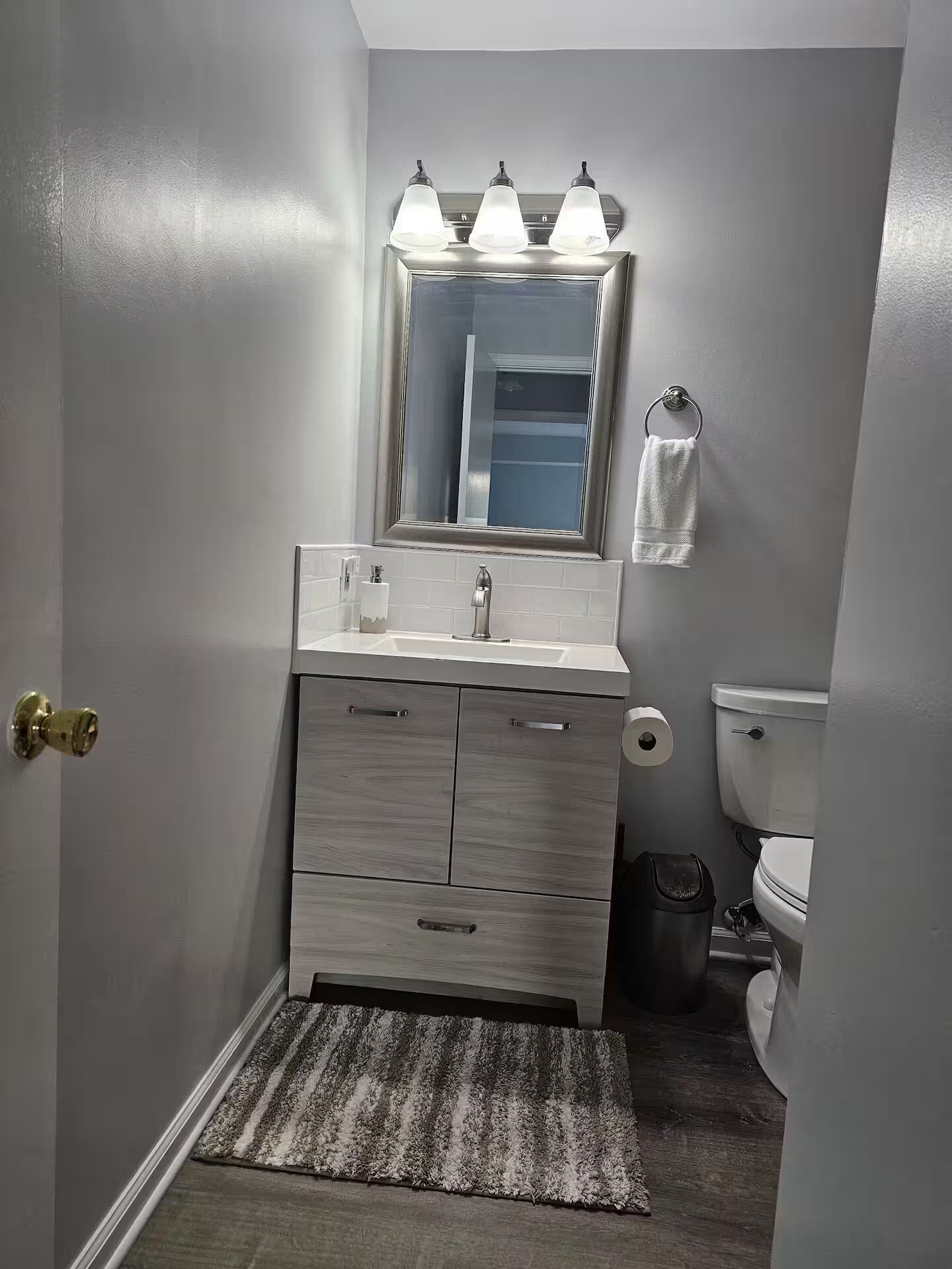 Douche, sèche-cheveux, serviettes fournies