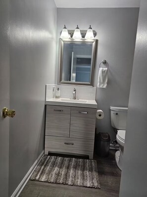 Suihku, hiustenkuivaaja, pyyhkeet