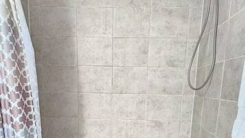 Douche, sĂšche-cheveux, serviettes fournies