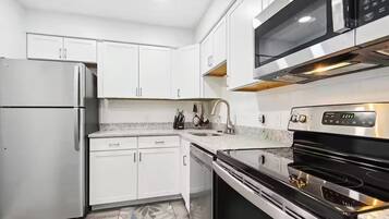 Micro-ondes, four, plaque de cuisson, lave-vaisselle