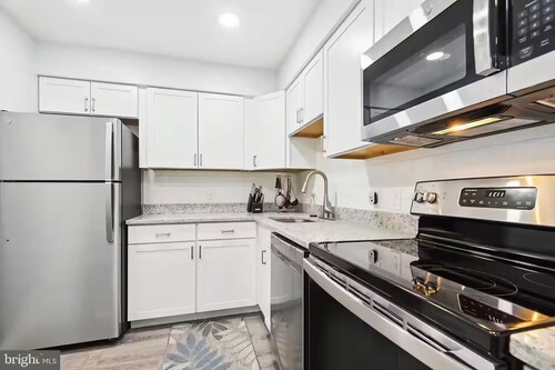 Gorgeous 1-Bedroom + Den 2nd Floor Condo in Gaithersburg