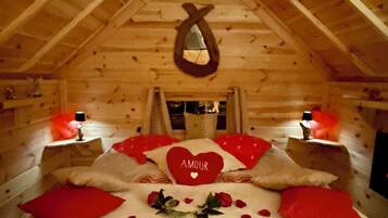 1 bedroom, travel crib, internet, bed sheets