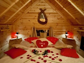 1 bedroom, travel cot, Internet, bed sheets