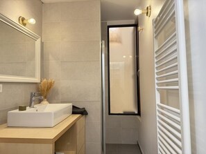 Shower, hair dryer, towels - Cosy & peaceful loft - Extra center - 300 meters from Cours Mirabeau (Aix-en-Provence)