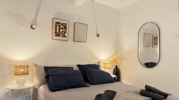 Iron/ironing board, free WiFi, bed sheets