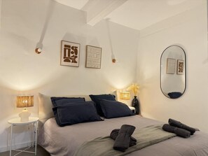 Tabla de planchar con plancha, wifi gratis y ropa de cama 