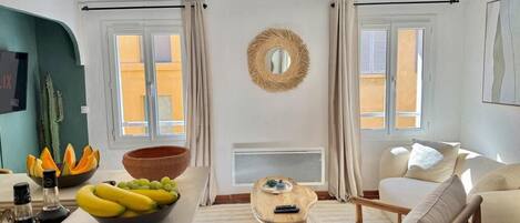 Smart-tv, böcker och kontor