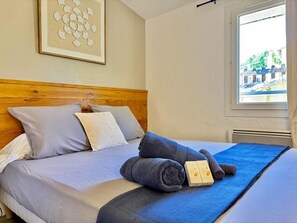 Escritorio, tabla de planchar con plancha, wifi gratis y ropa de cama 