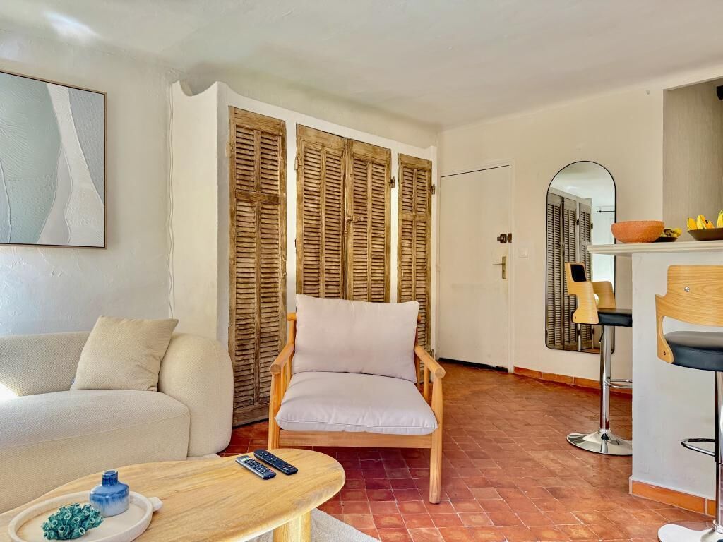 TV connectée, livres, espaces bureaux