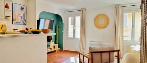 智能电视、书、办公室