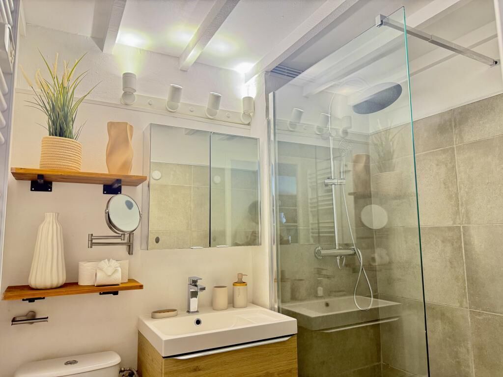 Douche, sèche-cheveux, serviettes fournies