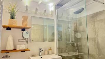 Shower, hair dryer, towels