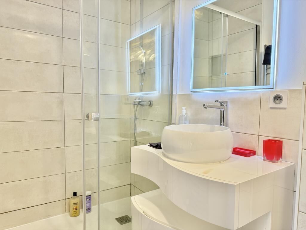 Douche, sèche-cheveux, serviettes fournies