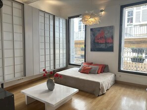 Työpöytä, silitysrauta/-lauta, ilmainen Wi-Fi, vuodevaatteet