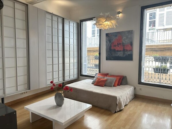 Escritorio, tabla de planchar con plancha, wifi gratis y ropa de cama 