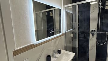 Douche, sĂšche-cheveux, bidet, serviettes fournies
