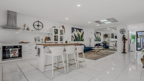 Microwave, oven, stovetop, toaster - The Luxe Waterfront, TOP NOTCH (SANDSTONE POINT)