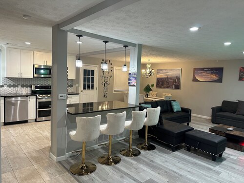 Luxurious 5-bedroom house with Game Room in Stone Mountain