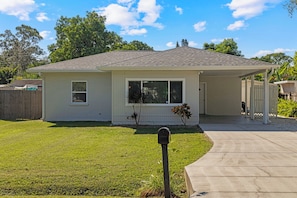 Exterior - Cozy Cottage Minutes from the Beach (Sarasota)