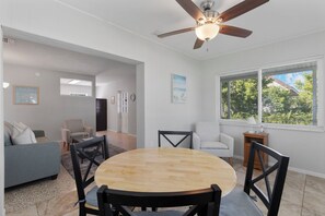 Dining - Cozy Cottage Minutes from the Beach (Sarasota)