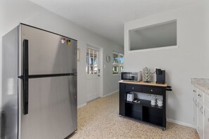 Microwave - Cozy Cottage Minutes from the Beach (Sarasota)
