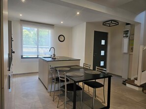 Fridge, oven, stovetop, dishwasher - Parenthèse prestige Tours center House (Tours)