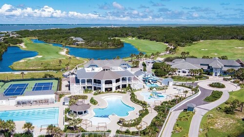 Steps to the Beach: 6BR Gem / Ocean Views / BHI + Shoals Club / 2 Carts
