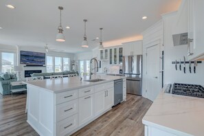 ثلاجة، ميكروويف، فرن، موقد طهي مسطح