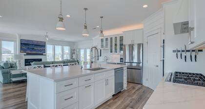 Island Retreat: Pristine 6 Bedroom Home 500 Feet to Beach