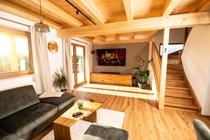 TV connectée, livres, chaîne hi-fi