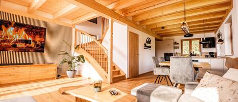 Smart-TV, bøker og stereoanlegg