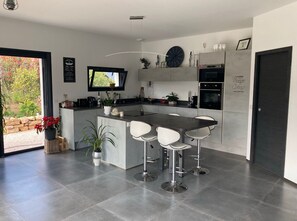 Microwave, oven, stovetop, dishwasher - Detached SANA villa with swimming pool and pétanque court (Grasse)