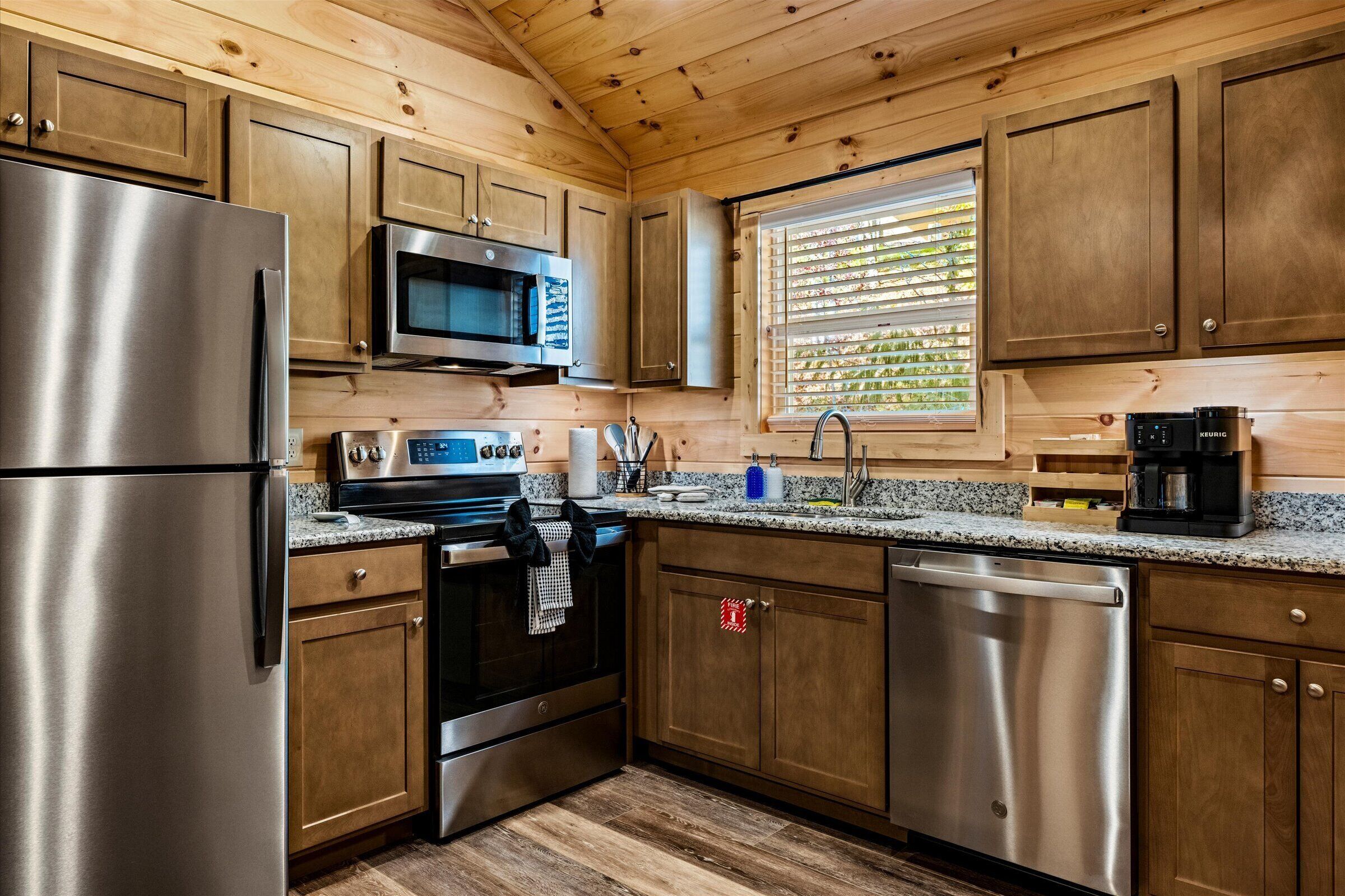 Refrigerador, microondas, horno y parrilla de estufa 