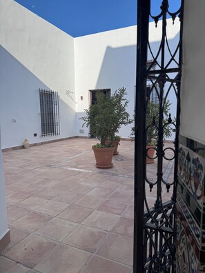 المنطقة المحيطة بالمنشأة