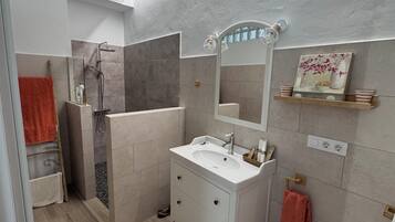 Serviettes fournies, savon, papier toilette