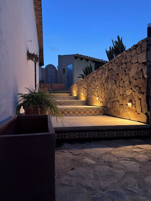 المنطقة المحيطة بالمنشأة