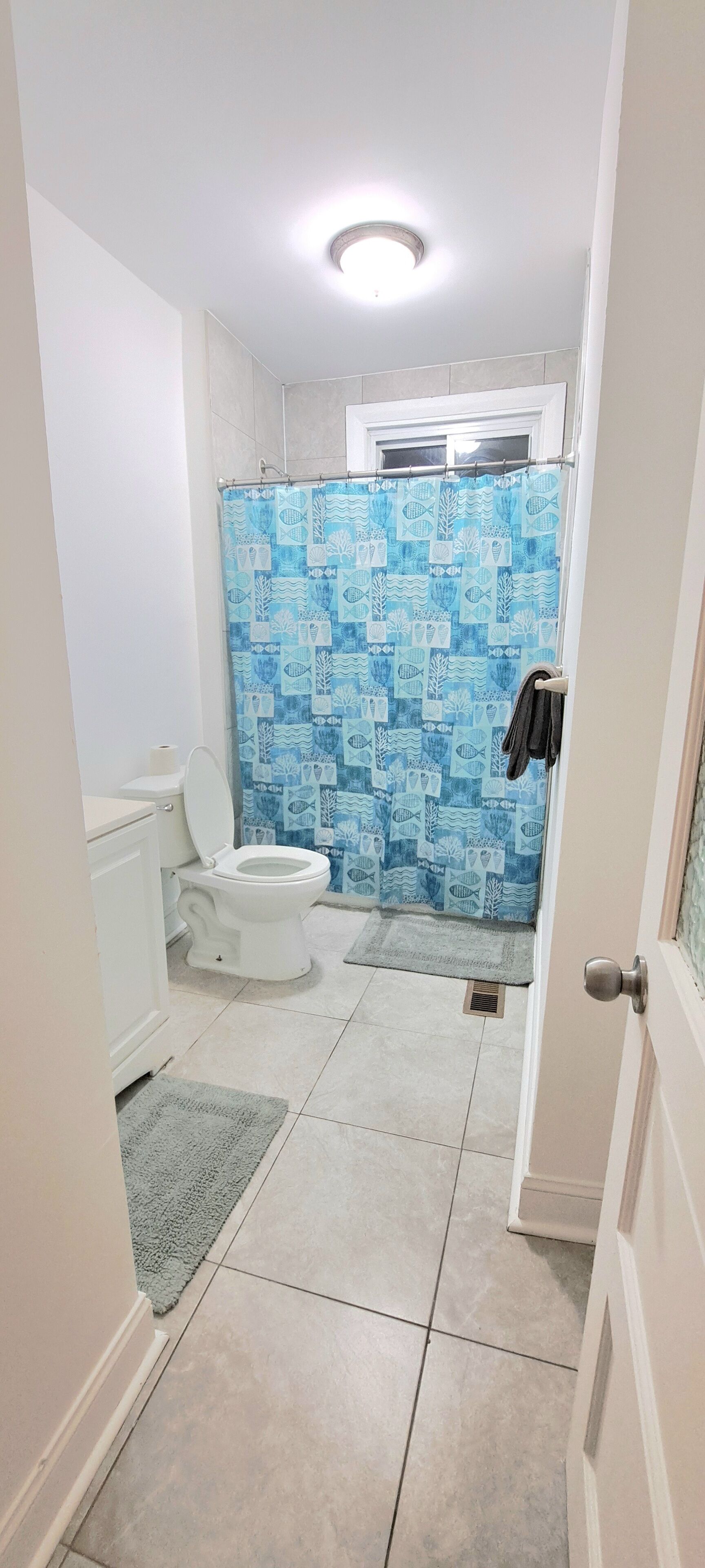 淋浴设施、毛巾、肥皂、卫生纸