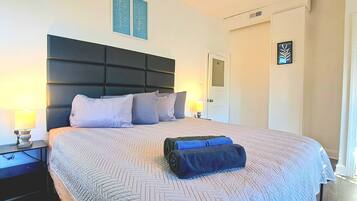 Tabla de planchar con plancha, wifi y ropa de cama