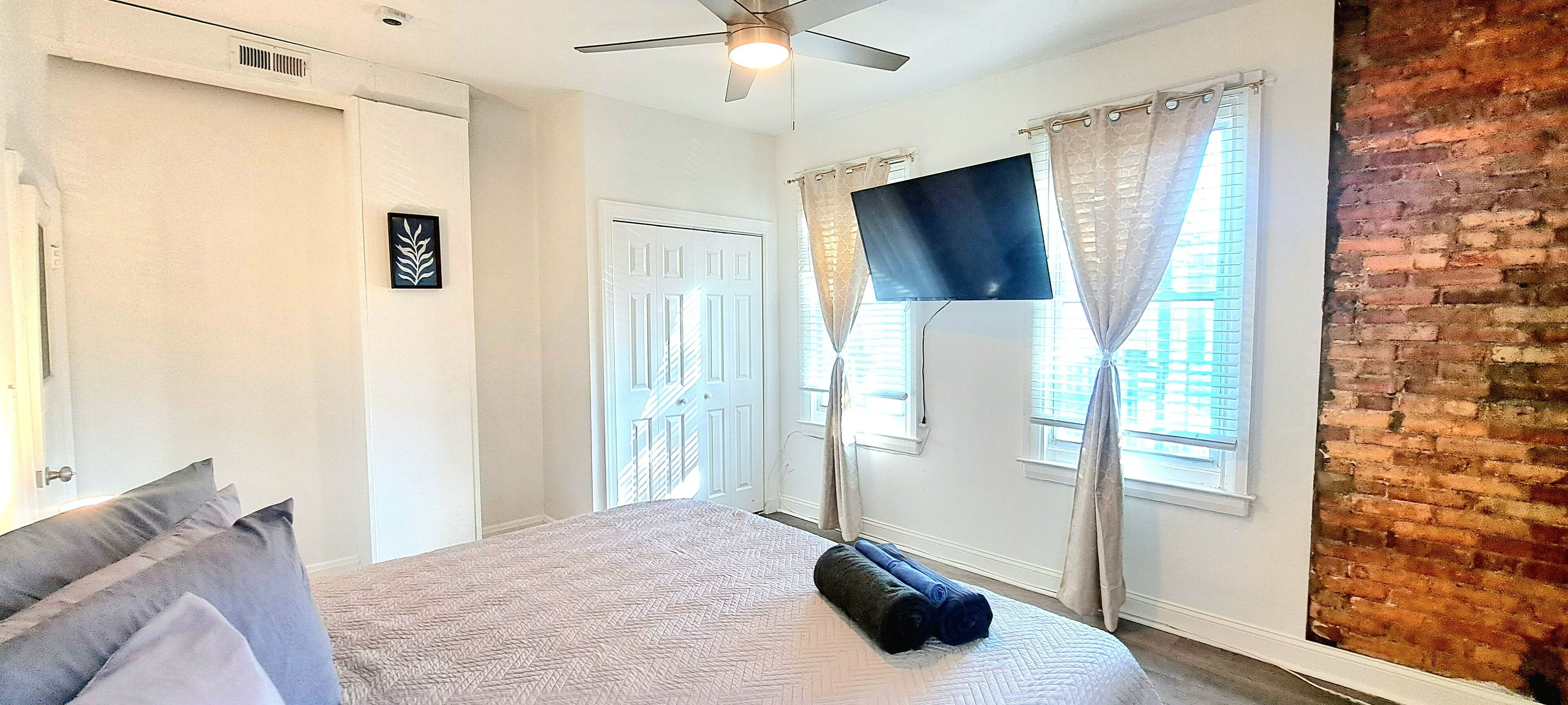 Een strijkplank/strijkijzer, wifi, beddengoed