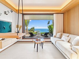 Biệt thự Cao cấp, hồ bơi riêng, quang cảnh biển (Sky Villa) | Khu phòng khách | Smart TV 43-inch có truyền hình kỹ thuật số 