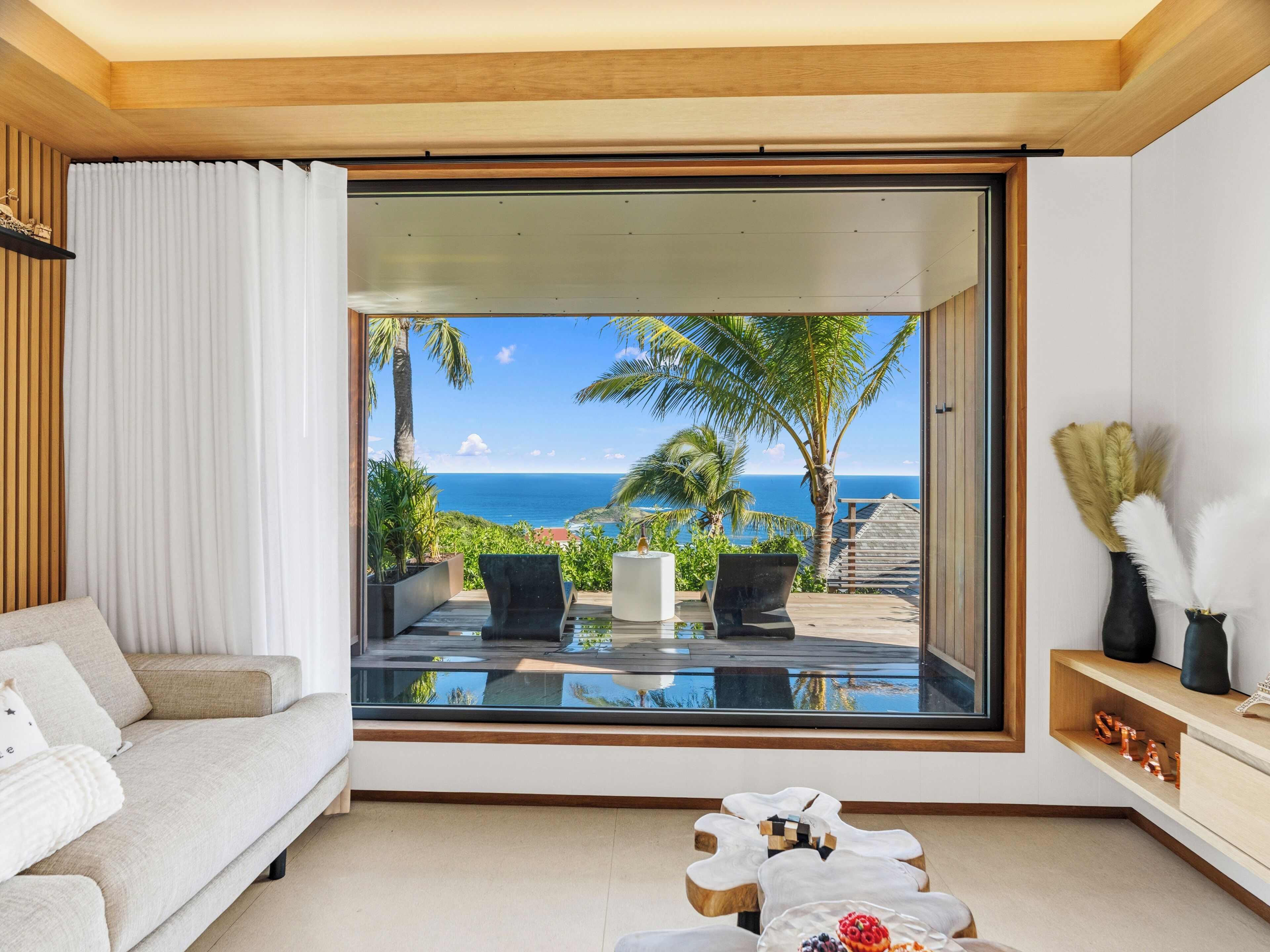 Bungalow Deluxe, vista oceano | Area soggiorno | Smart TV 43 pollici con canali digitali