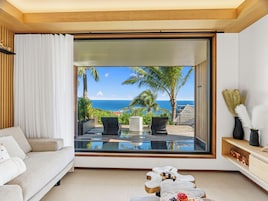 Villa de lujo, piscina privada, vistas al mar (Star Villa) | Zona de estar | Smart TV de 43 pulgadas con canales digitales