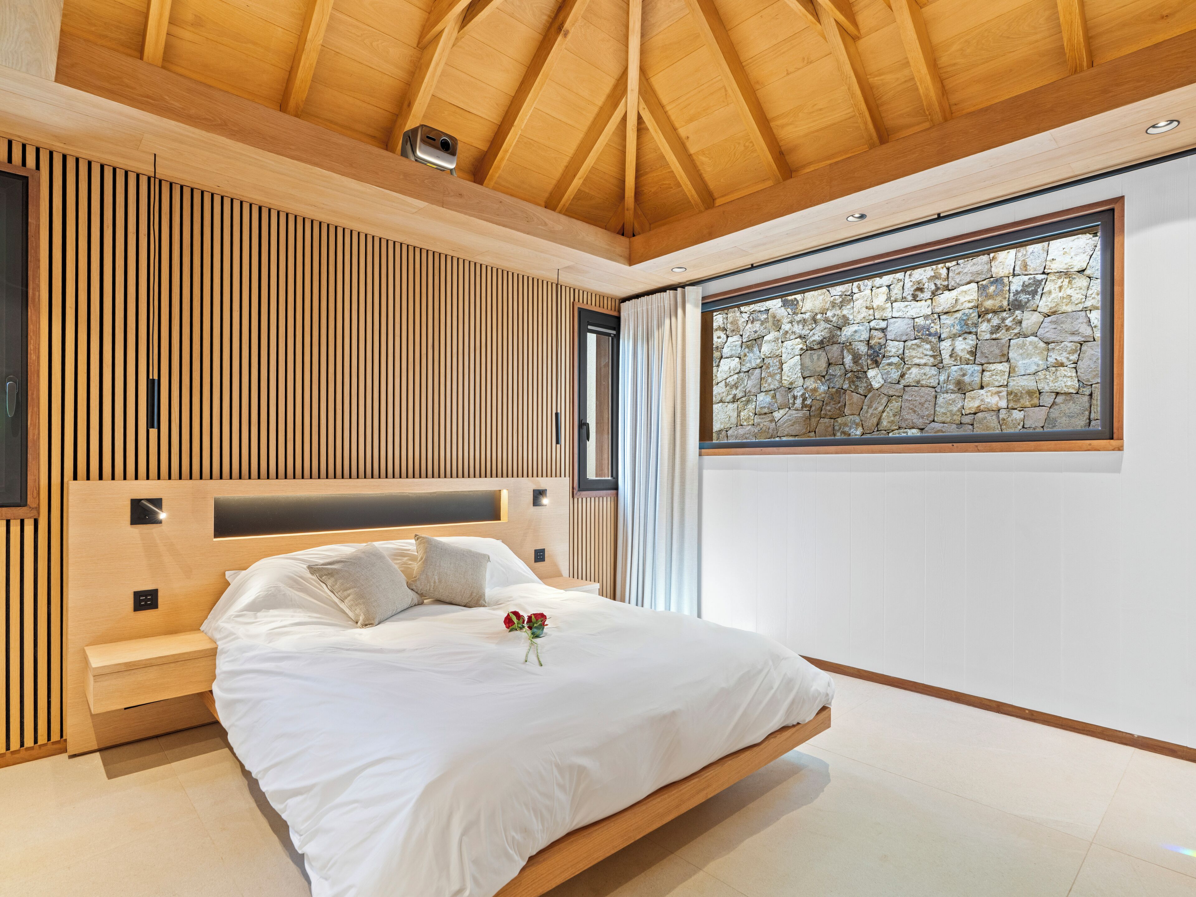 Peti besi dalam bilik, seterika/papan seterika, Wi-fi percuma 