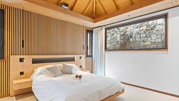 Caja de seguridad en la habitación y tabla de planchar con plancha