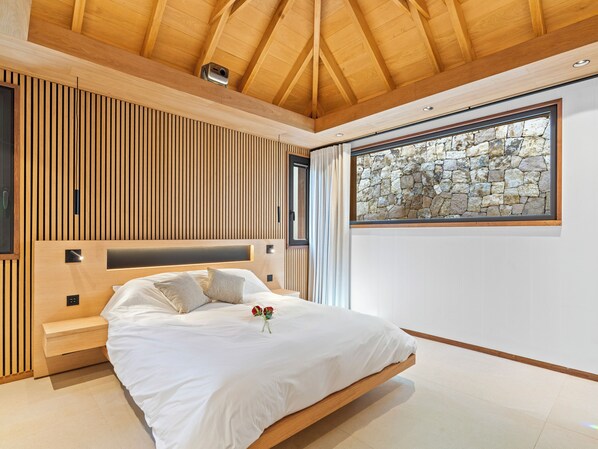 Caja de seguridad en la habitación y tabla de planchar con plancha 