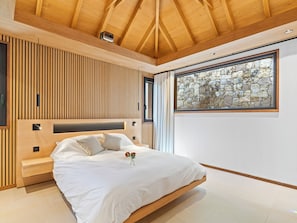 Safe på rommet, strykejern/-brett, wi-fi (inkludert) og sengetøy