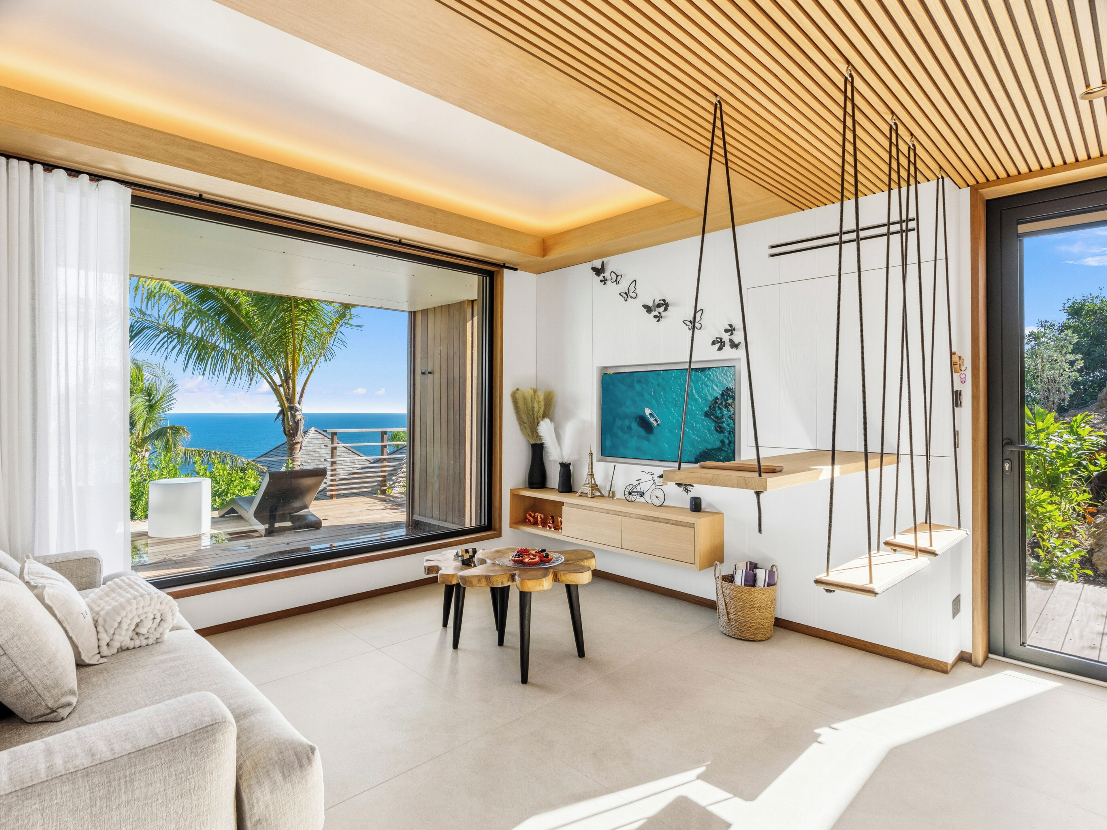 Bungalow – deluxe, havutsikt | Oppholdsområde | En 43-tommers smart-TV med digitale kanaler