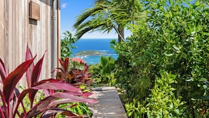 A wooden building with a view of the ocean. - Lil' Home (St. Barthelemy)