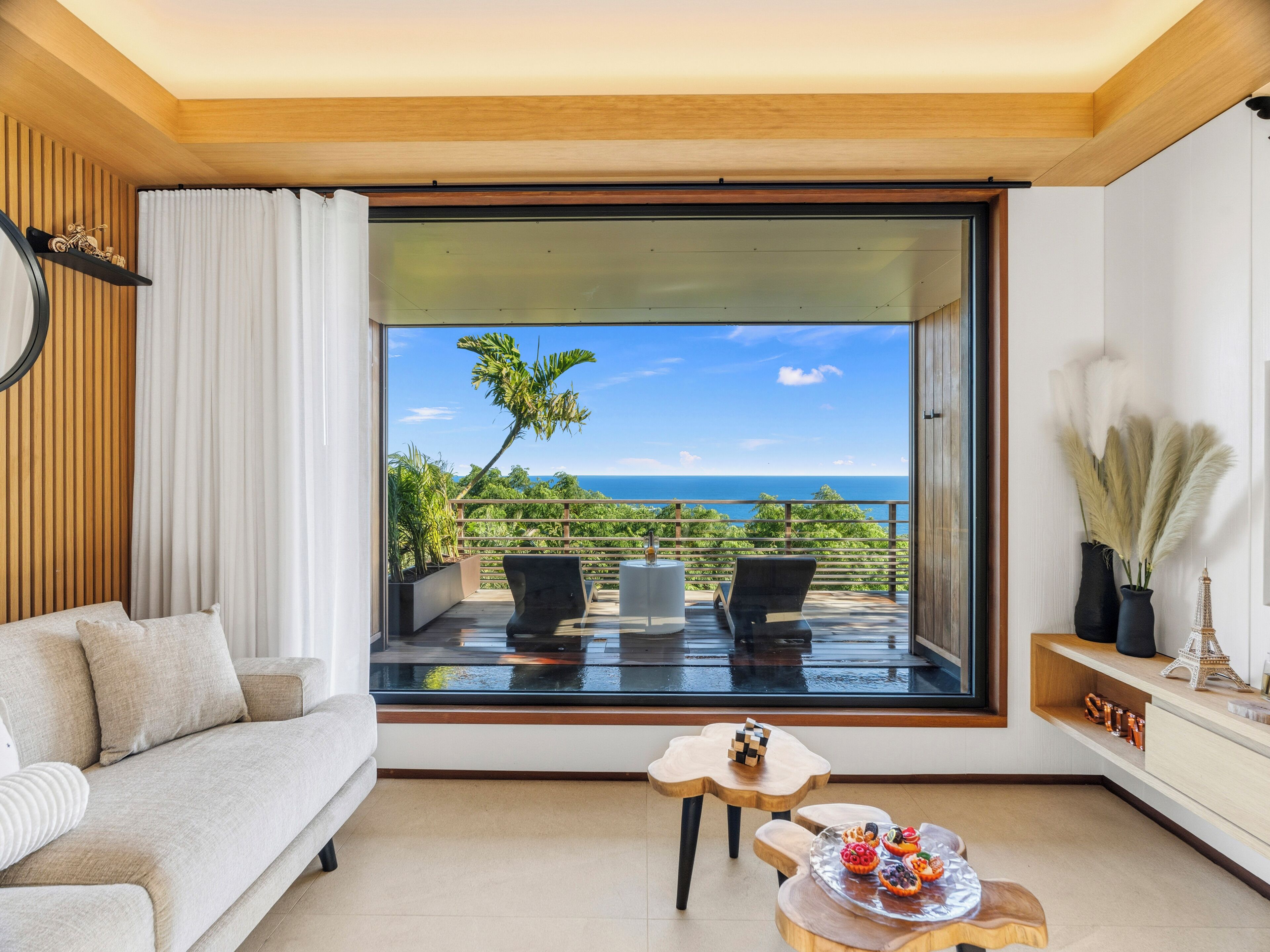 Bungalow – deluxe, havutsikt | Oppholdsområde | En 43-tommers smart-TV med digitale kanaler